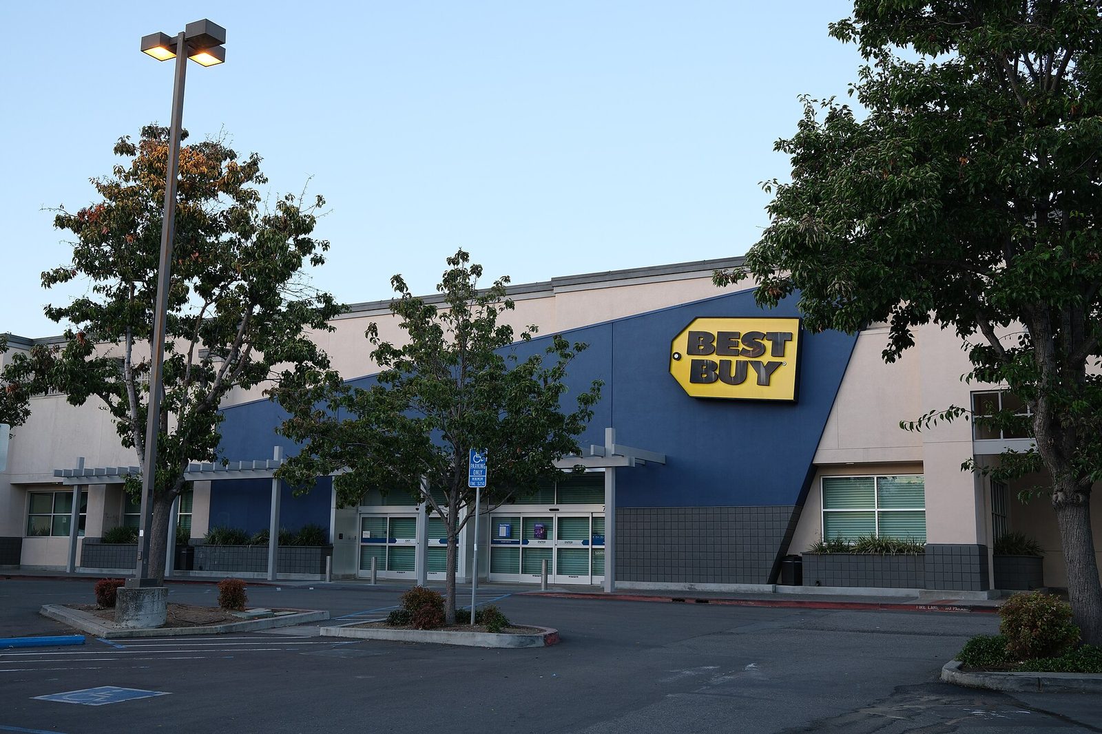 Best Buy storefront